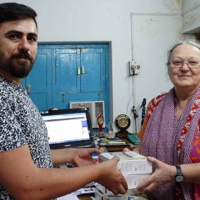 DKV Integralia entrega GPS a conductores Fundación Vicente Ferrer en la India