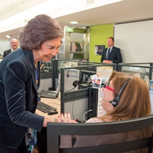 Doña Sofía saluda a una trabajadora de Integralia