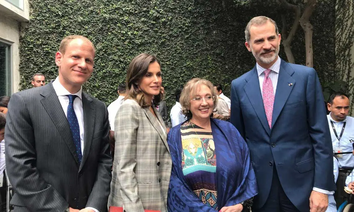 Felipe VI posando junto a la directora de Proyectos de Cooperación Pilar Moya