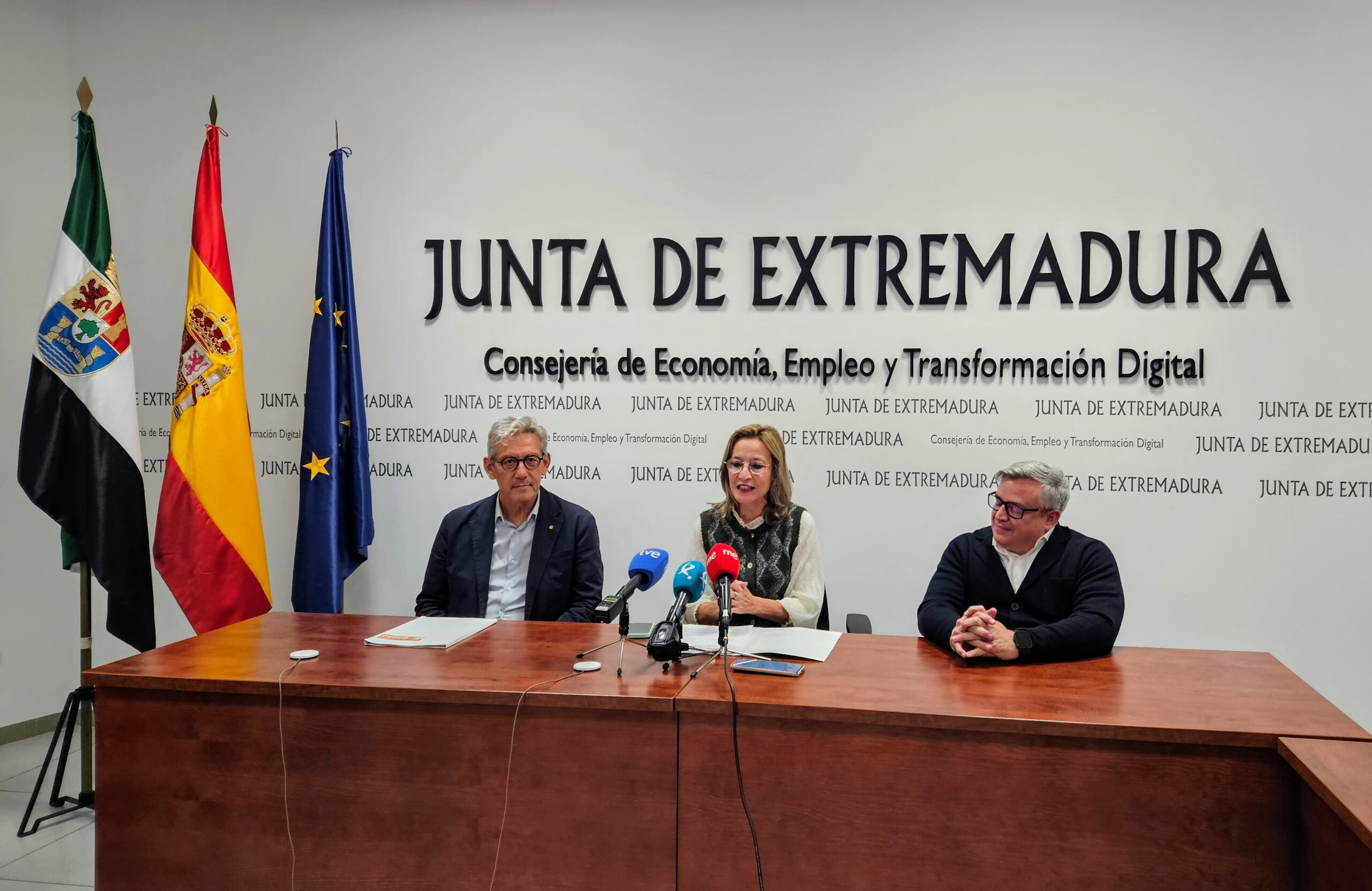 Firma del convenio Servicio de Empleo de la Junta de Extremadura y la Fundación Integralia DKV (Integracall) unen fuerzas para reducir la brecha digital en Extremadura 