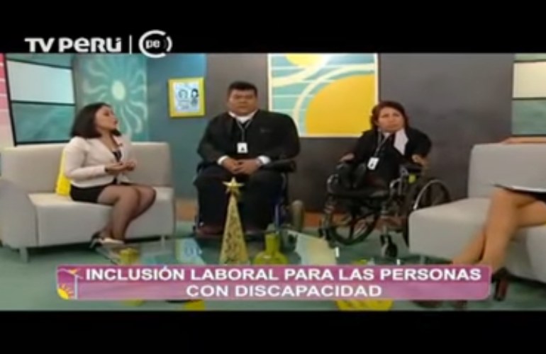 Imagen de la entrevista en una tv de perú a personas con discapacidad
