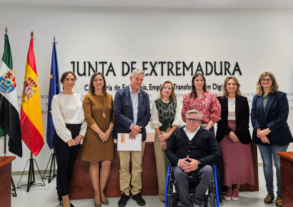 El Servicio de Empleo de la Junta de Extremadura y la Fundación Integralia DKV (Integracall) unen fuerzas para reducir la brecha digital en Extremadura