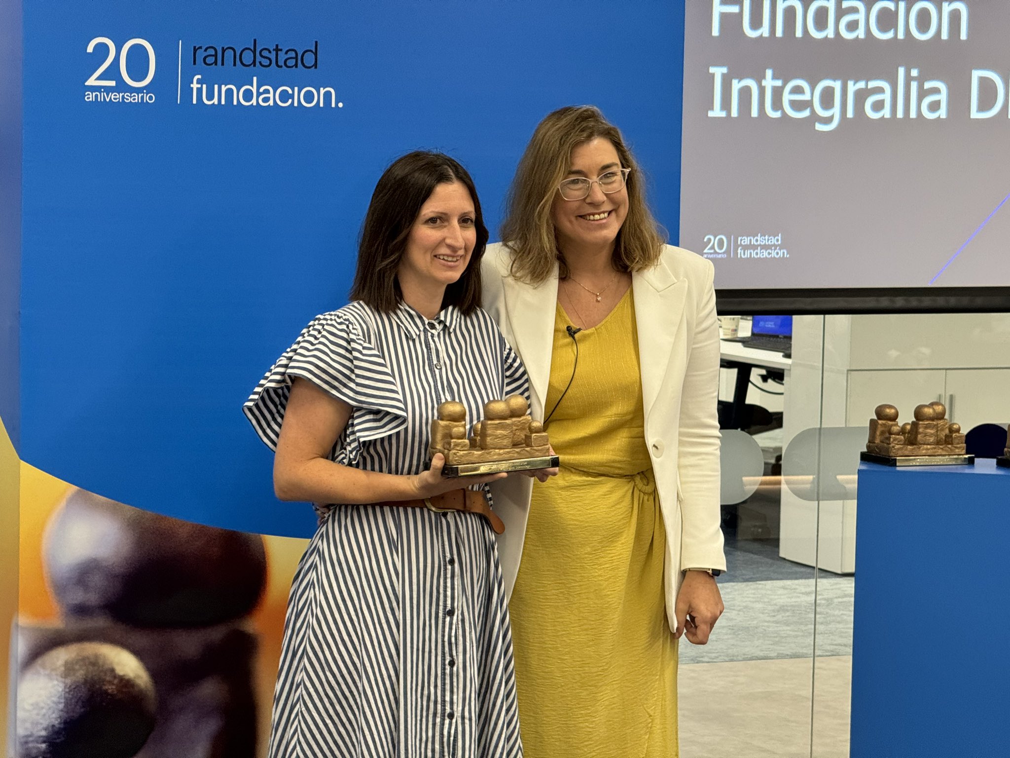 Noemía Arrieta, de Fundación Integralia DKV, recibe el premio Fundación Randstad de manos de María Viver