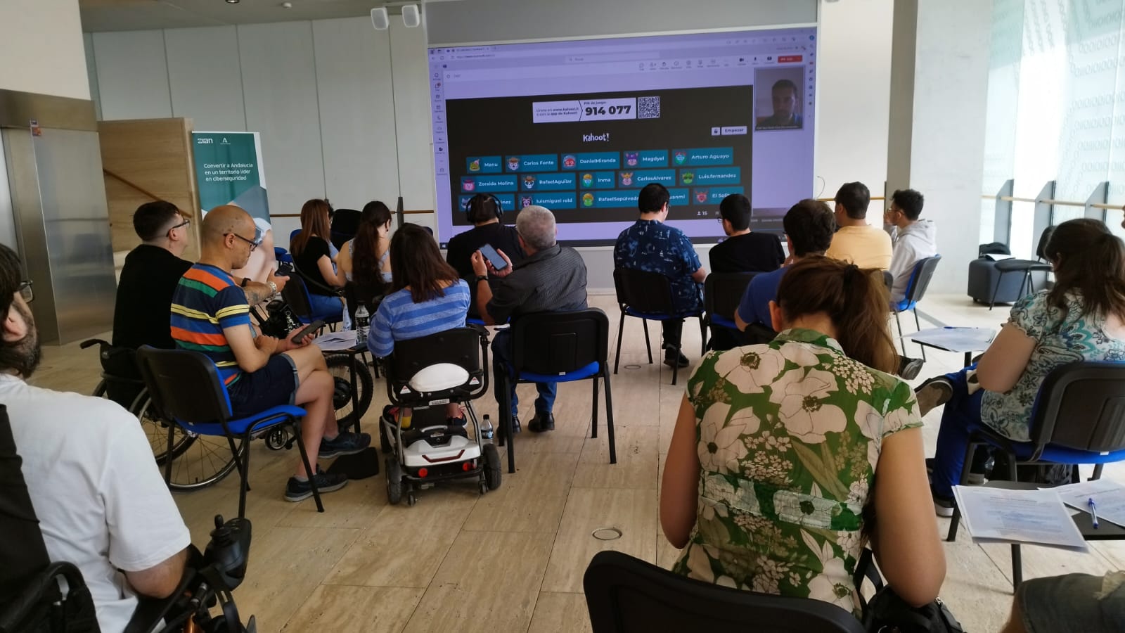 Yincana digital con personas con discapacidad en el evento del Hub de Diversidad Digital