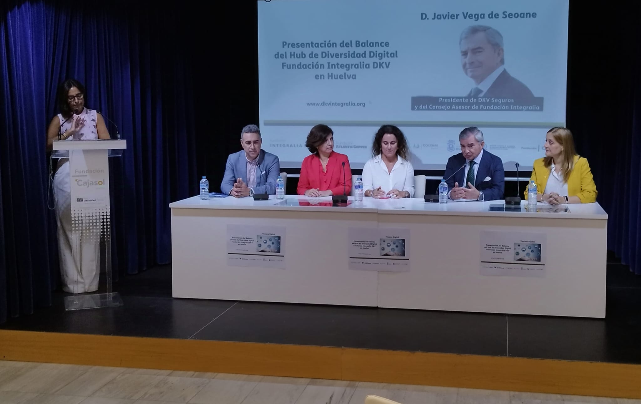 Presentación del Balance del Hub de Diversidad Digital en Huelva con las autoridades en el escenario