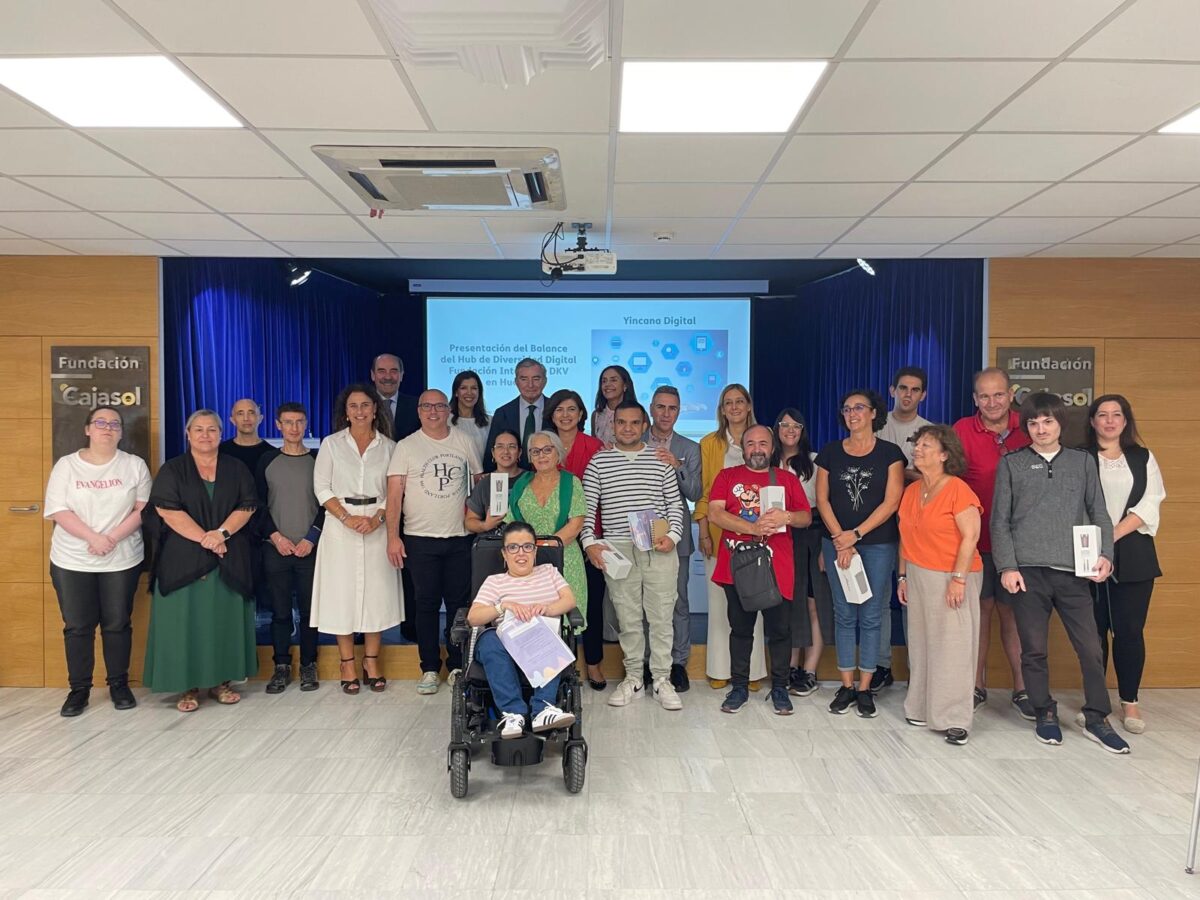 Foto de familia con los participantes y representantes del HUb de Diversidad Digital en Huelva