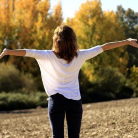 mujer en el campo
